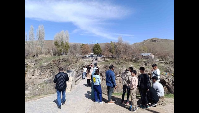 Muradiye Şelalesi ziyaretçilerin akınına uğradı