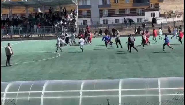 Kars'ta futbol sahası, savaş alanına döndü