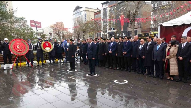 Van'ın düşman işgalinden kurtuluşu sağanak yağmura rağmen coşkuyla kutlandı