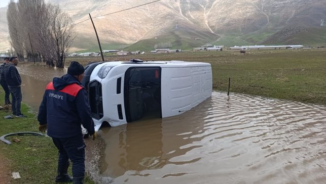 Hakkari'de sürücüsünün köpeğe çarpmamak için manevra yaptığı minibüs devrildi