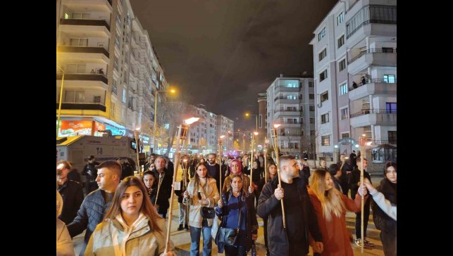 Van'ın kurtuluş yıl dönümünde fener alayı düzenlendi