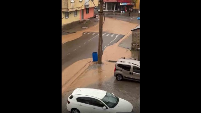 Bingöl'de sağanak sonrası caddeleri su bastı