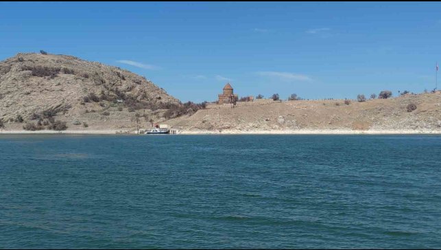 Akdamar Adası'da bayram tatili yoğunluğu