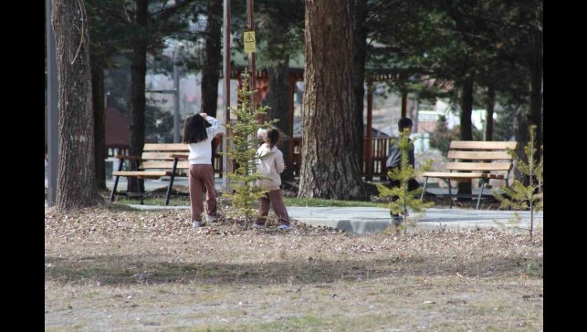 Kars'ta güneşli havanın tadını çıkaran vatandaşlar sokaklara akın etti