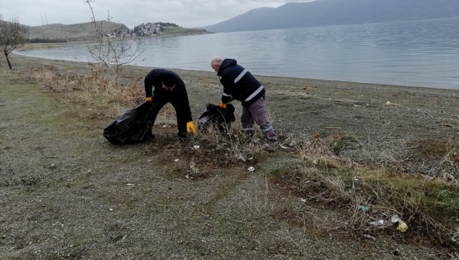 Hazar Gölü çevresinden 7 ton çöp toplandı