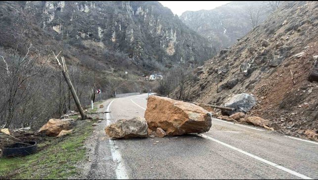 Tunceli-Erzincan karayoluna dev kaya parçaları düştü