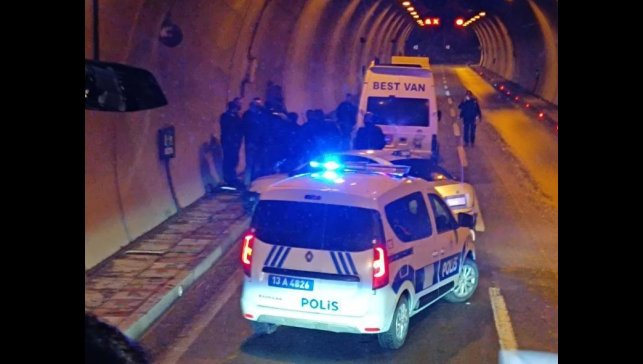 Van'dan sürücüler arasında 'yol verme' kavgası: 2 yaralı