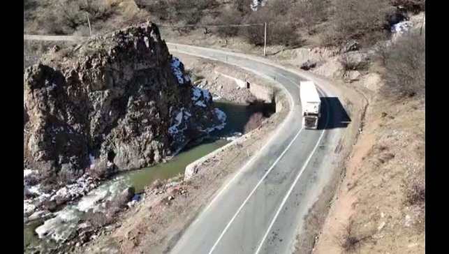 Kaya düşmeleri yaşanan ve tehlikeli virajları olan yolda çalışma talebi