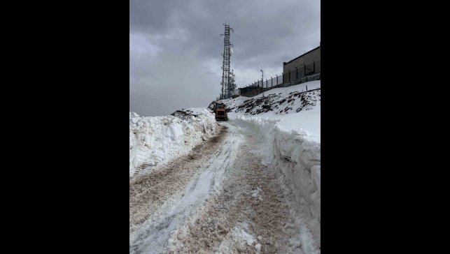 Eleşkirt'te Nisan ayında karla mücadele çalışması