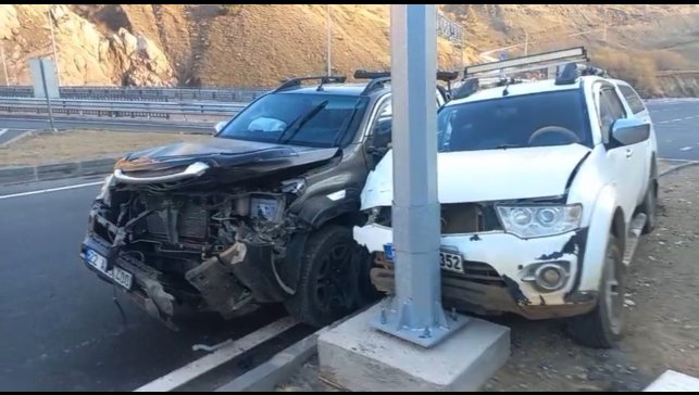 Yüksekova-Van karayolunda kaza: 3 yaralı