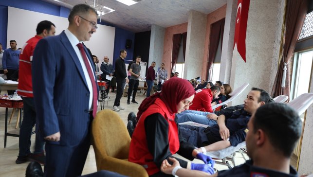 Iğdırlılar "Kanımızla canımızla milletimizin emrindeyiz" diyerek kan verdi