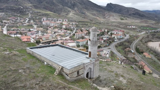 Sekiz asırlık kalıntılarının üzerine yeniden inşa edilen camiden ezan sesi yükseliyor