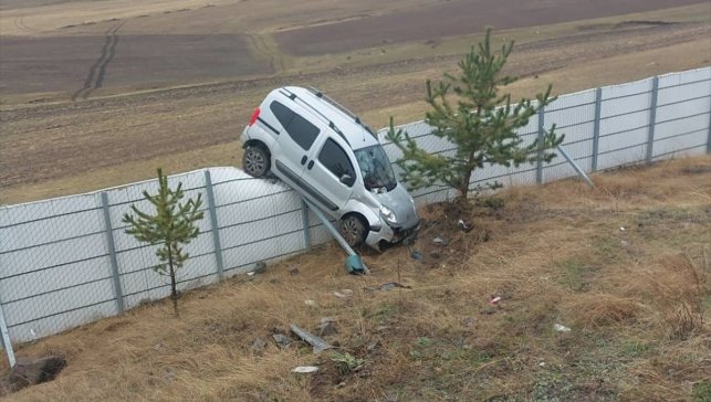 Kars'ta kontrolden çıkarak kar siperlerinin üzerinde durabilen araçtaki 2 kişi yaralandı