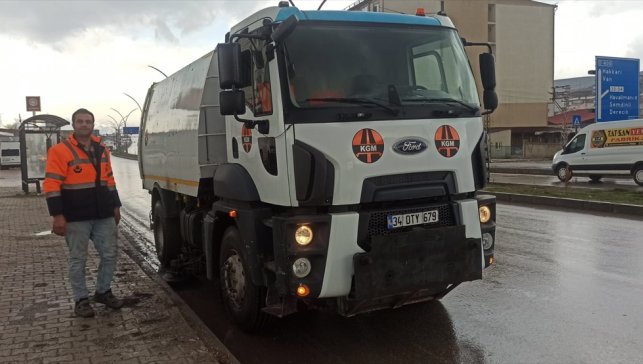 Yüksekova'da caddeler yıkanarak temizlendi