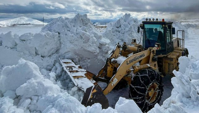 Van'da çığ riski nedeniyle 4 aydır kapalı olan yol açıldı