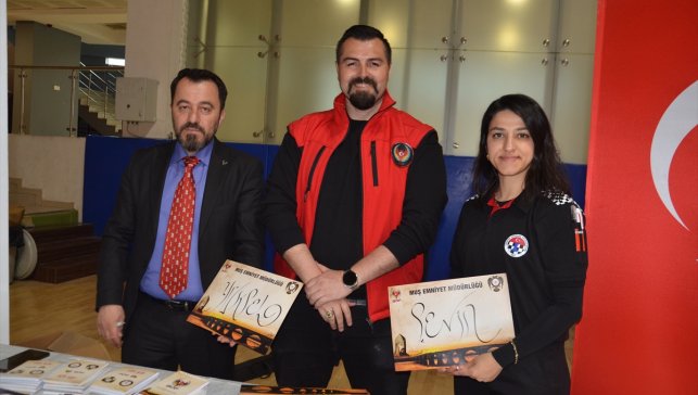 Muş'ta polisler, satranç turnuvasına katılanları bilgilendirdi