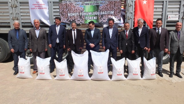 Keban'da 35 çiftçiye hibeli nohut tohumu dağıtıldı