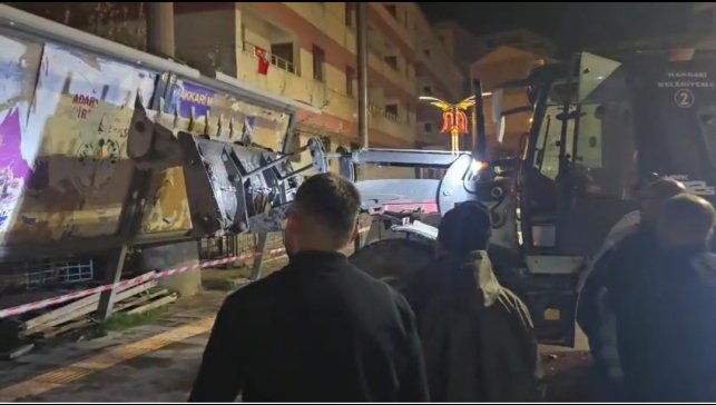 Hakkari'de fırtına ağaçları devirdi, çatıları uçurdu, araçlar zarar gördü