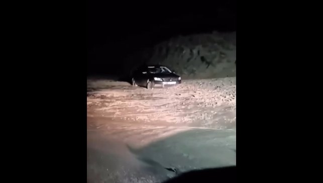 Yüksekova'da sel sularında mahsur kalan sürücüyü belediye ekipleri kurtardı