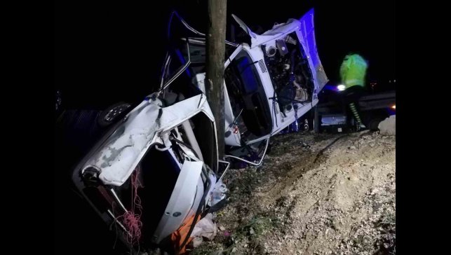 Malatya'da otomobil aydınlatma direğine çarptı: 1 ölü, 2 yaralı