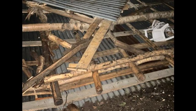 Hakkari'de şiddetli fırtına yıkıp geçti: 69 çatı zarar gördü