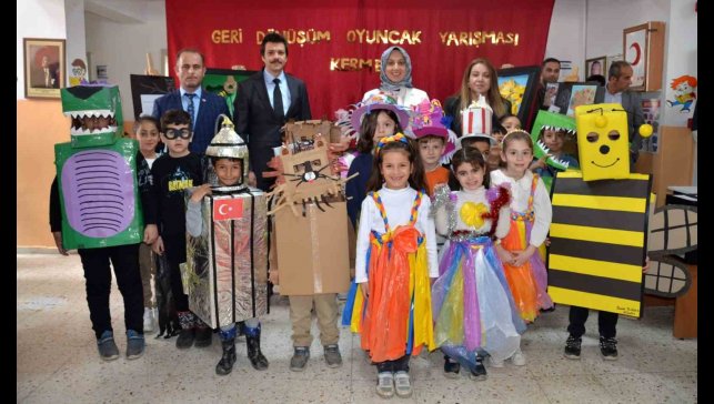 Tercan'da geri dönüşüm oyuncak yarışması düzenlendi