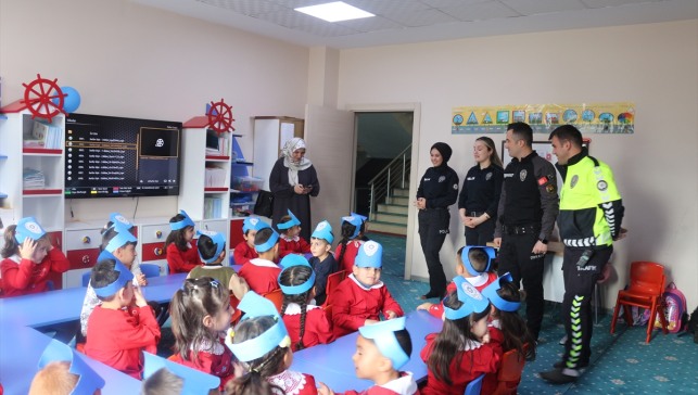 Ağrı'da öğrenciler polis araçlarında keyifli vakit geçirdi