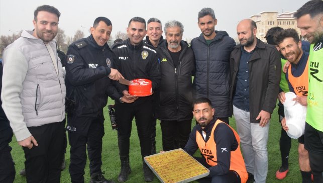Muş'ta kavga ihbarına giden polisler futbolcuların pasta sürpriziyle karşılaştı