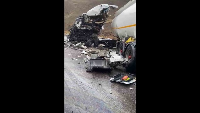 Otobüsle tankerin çarpıştığı kazada 1 kişi hayatını kaybetti