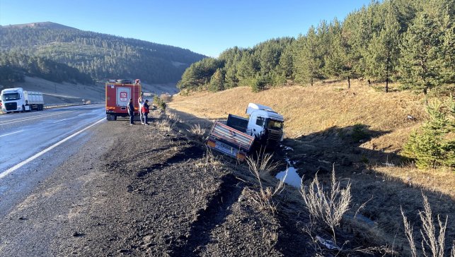 Kars'ta şarampole düşen tırın sürücüsü yaralandı