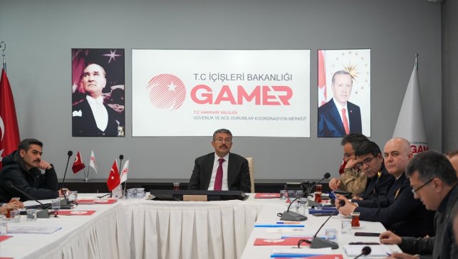 Hakkari'de şiddetli rüzgar sonucu 93 çatı hasar gördü