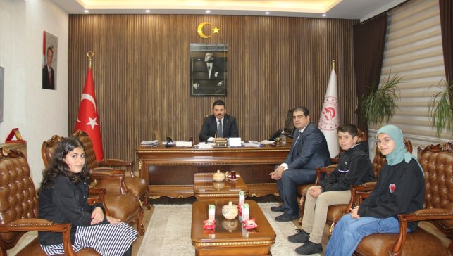 Karlıova Kaymakamı Gilan en çok kitap okuyan öğrencileri ağırladı