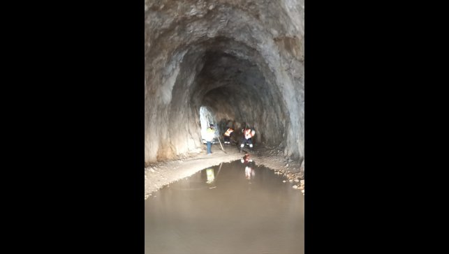 Kemaliye'deki "Taş Yolu"nda biriken sular ekiplerce temizleniyor