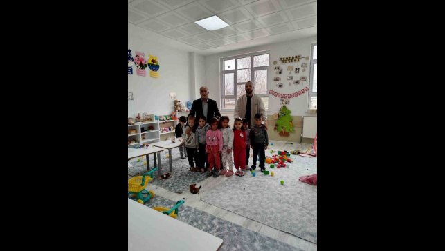 Minik öğrencilerle bir araya geldi