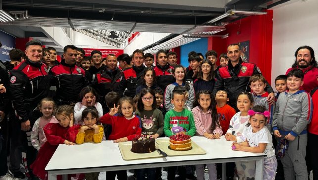 Erzurum'da kavga ihbarına giden polislere, öğrencilerden sürpriz kutlama