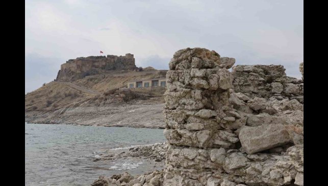 Pertek Kalesindeki sular çekildi, askeri nizamiye gün yüzüne çıktı