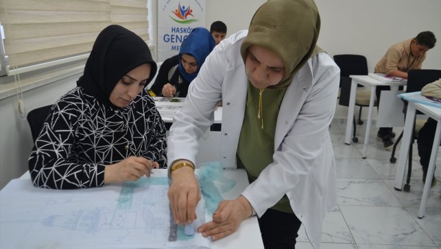 Muş'ta kursiyerler keçe iğneleme tekniğiyle tablo hazırlıyor