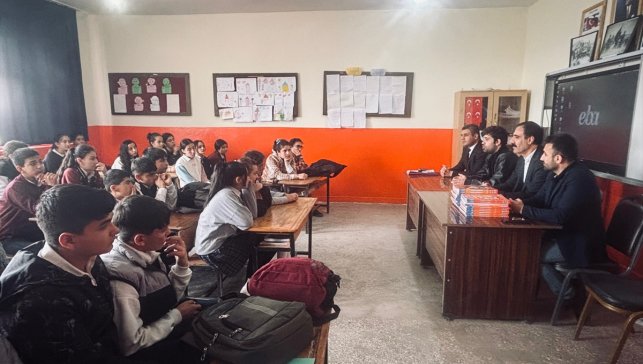 Bulanık'ta öğrencilere kitap dağıtıldı