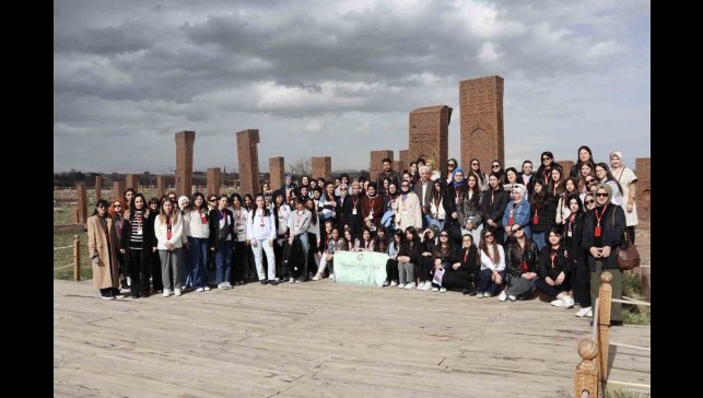 11 ilden gelen öğrenciler Ahlat'ın tarihi mekanlarını gezdi