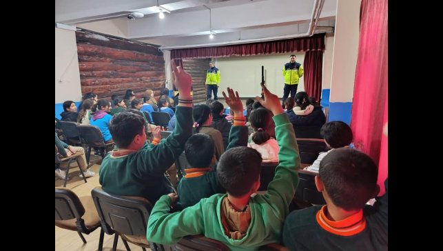 Akyaka'da jandarma, öğrencilere trafik bilinci aşılıyor