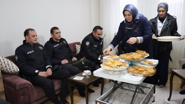 Erzincan'da kavga ihbarına giden polislere ev hanımlarından sürpriz kutlama