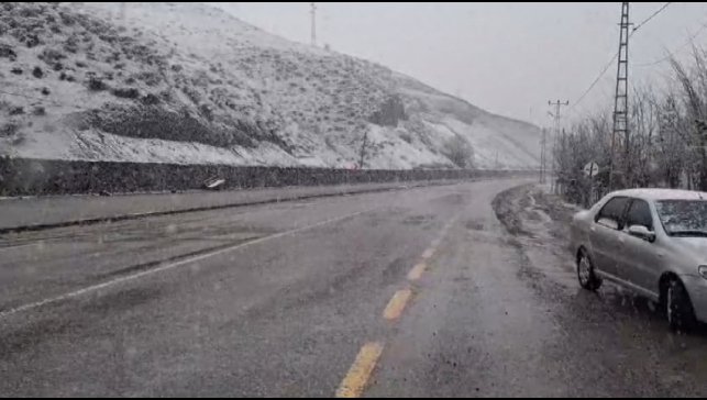 Tunceli'de, nisan ayında kar yolları kapattı