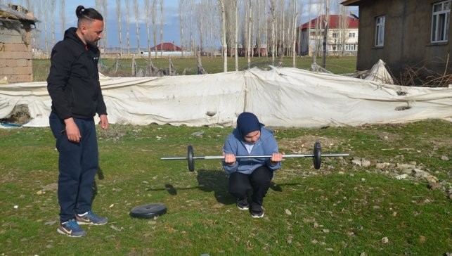 Bileğinin hakkıyla şampiyon olmak için günde 600 şınav çekiyor