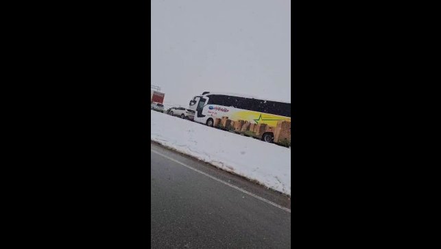 Karlıova-Erzurum karayolunda kar nedeni ile uzun araç kuyruğu oluştu
