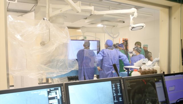 Malatya'daki karaciğer tümörü ameliyatı canlı yayınla Antalya'daki kongreye aktarıldı