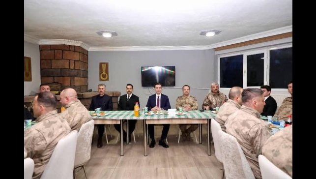 Vali Karakaya Mehmetçiklerle bir araya geldi