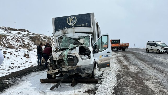 Kar küreme aracına çarpan kamyonetteki 1 kişi öldü, 2 kişi yaralandı
