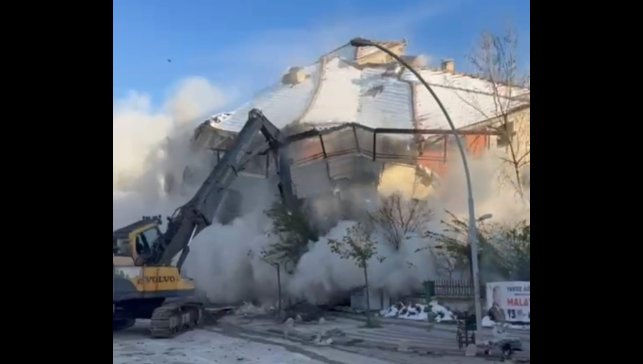 Ağır hasarlı 7 katlı bina saniyeler içerisinde yerle bir oldu