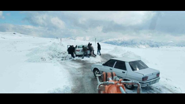 Muş'ta tipi nedeniyle yolda mahsur kalan 60 kişi kurtarıldı