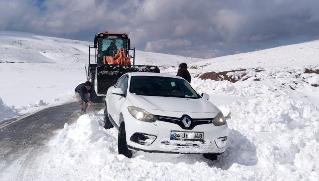 Muş'ta karda araçlarıyla mahsur kalan 60 kişiyi ekipler kurtardı